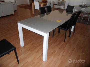 Tavolo con piano in vetro