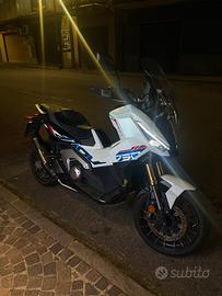 Xadv 750
