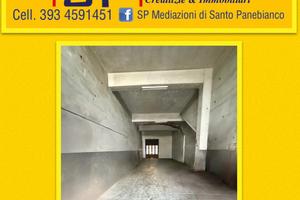 Locale versatile su strada