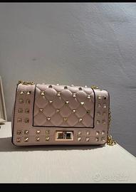 borsa tracolla rosa con le borchie