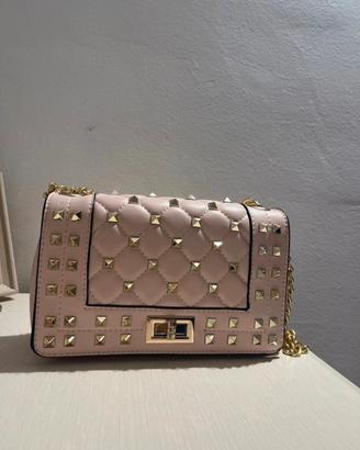 borsa tracolla rosa con le borchie