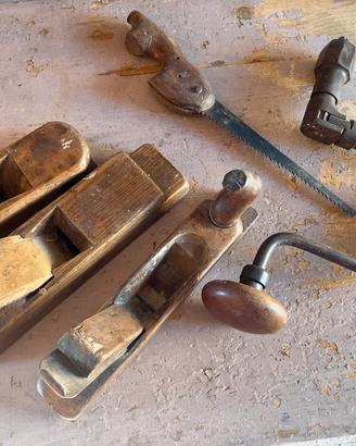 Antiche pialle in legno trapano a mano e seghetto