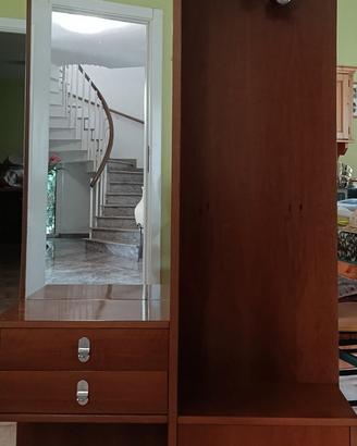 Mobile in legno con specchio ed appendiabiti.