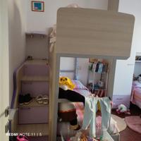 Struttura letto a castello bianco e lilla