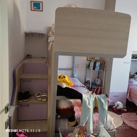 Struttura letto a castello bianco e lilla