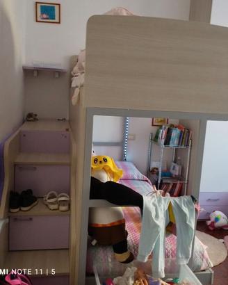 Struttura letto a castello bianco e lilla
