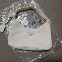 Borsa donna Re-Edition leggere bene 