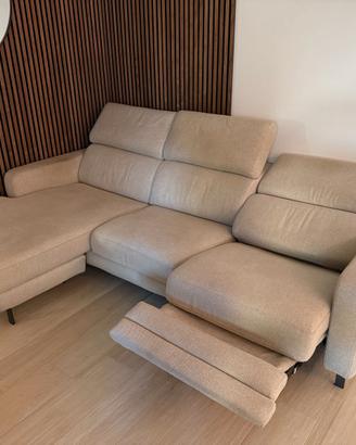 Divano Poltronesofà con chaise longue e meccanismo