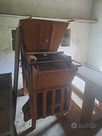 macchina antica per pulire il grano 