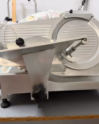 Affettatrice elettrica lama 250 mm – 220 V