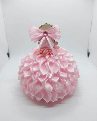 Bambolina in raso e resina