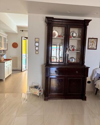 Credenza antica a doppio corpo con vetrina