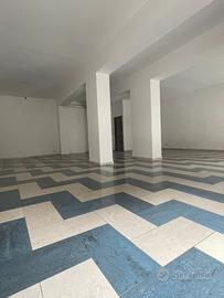 Locale commerciale con due vetrine