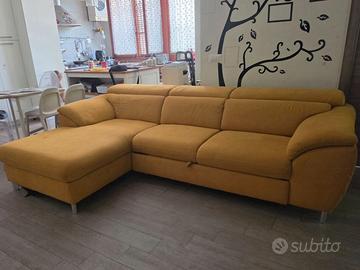 Divano angolare giallo senape con chaise longue