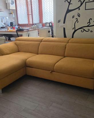 Divano angolare giallo senape con chaise longue