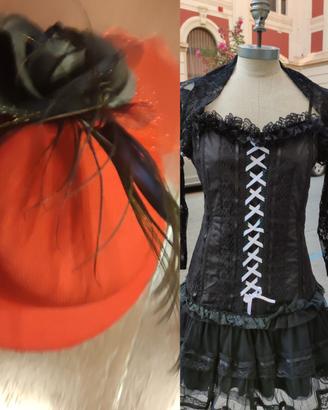 Vestito nero, coprispalle e cappellino rosso