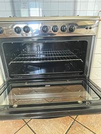 Piano cottura a GAS con forno.