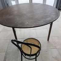 4 tavoli legno diam. 180 e 14 sedie ferro thonet