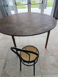 4 tavoli legno diam. 180 e 14 sedie ferro thonet