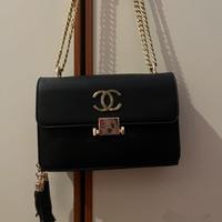Borsa Nera con Dettagli Oro