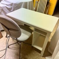 scrivania e sedia girevole 