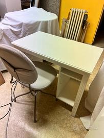 scrivania e sedia girevole 