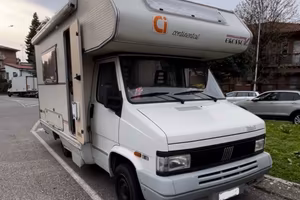 Camper con motore da rettificare