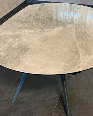 Tavolo con top in ceramica allungabile rotante