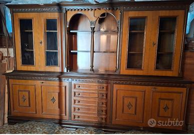 Credenza classica in legno massiccio con vetrina  