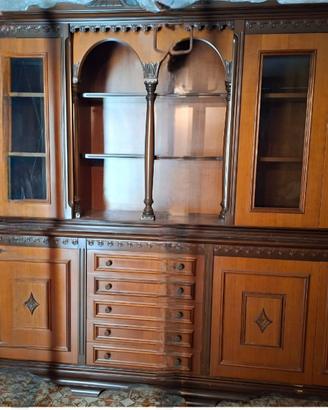 Credenza classica in legno massiccio con vetrina  