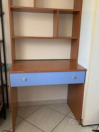 scrivania con cassetto