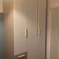 Cameretta con letto armadio scrivania e libreria