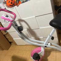 Cyclette pieghevole rosa con display