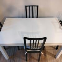 tavolo allungabile con quattro sedie