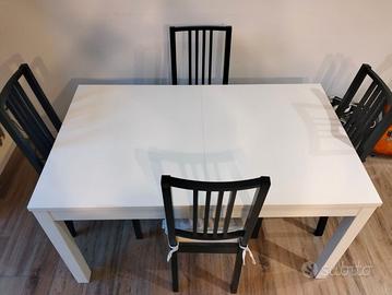 tavolo allungabile con quattro sedie