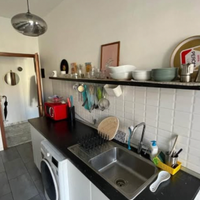 Cucina con mobili ed elettrodomestici