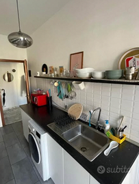 Cucina con mobili ed elettrodomestici