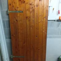 Porta in legno con cerniere
