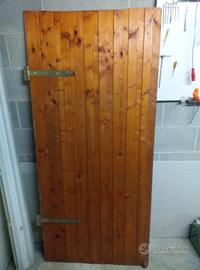 Porta in legno con cerniere