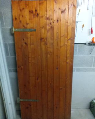Porta in legno con cerniere