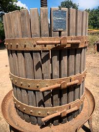 Vecchio torchio manuale per uva