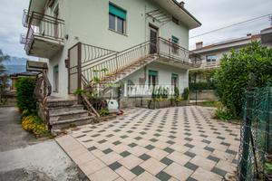 Quadrilocale con doppio balcone, soffitta e posti