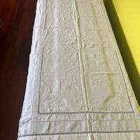 Tenda unica in lino ricamata a mano