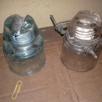 Antichi isolatori in vetro da palo della luce