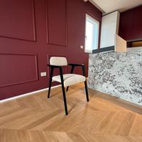 Sedia in legno fatta a mano, tessuto boucle