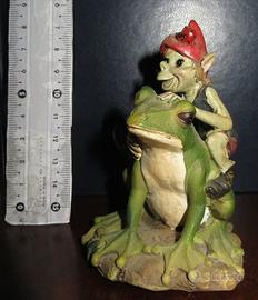Statuina folletto pixie con rana