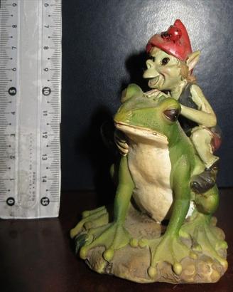 Statuina folletto pixie con rana