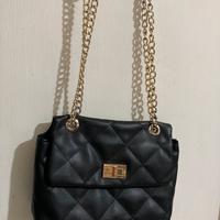 Borsa trapuntata nera con dettagli oro