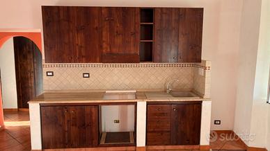 Cucina in legno senza elettrodomestici