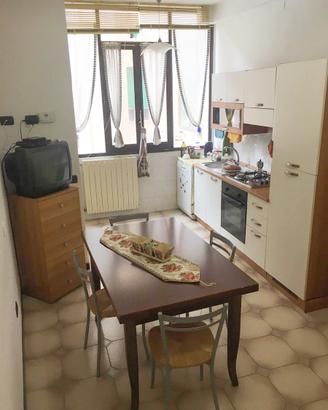 UNA camera VIA TEMPIO per RAGAZZE/DONNE